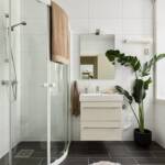 Wąska szafka pod umywalkę - praktyczne rozwiązanie dla małych łazienek