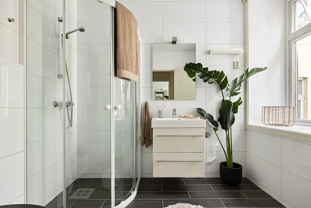 Wąska szafka pod umywalkę – praktyczne rozwiązanie dla małych łazienek