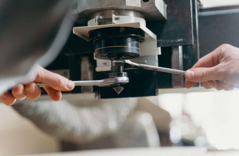 Przewodnik po modernizacji maszyn CNC: kiedy i dlaczego warto to robić?